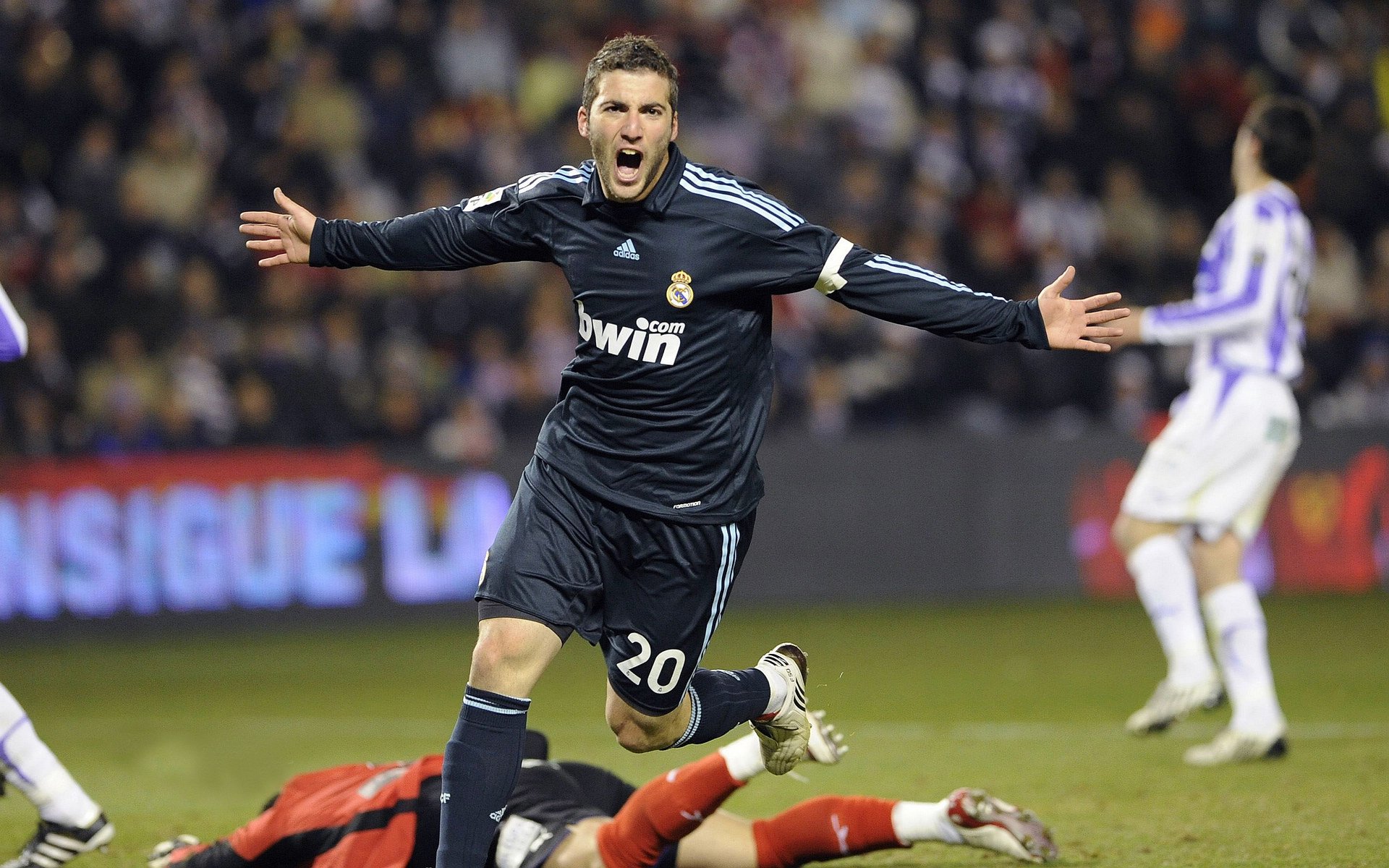 国际泳联赛：卫冕冠军再现神勇，国际泳联比赛规则